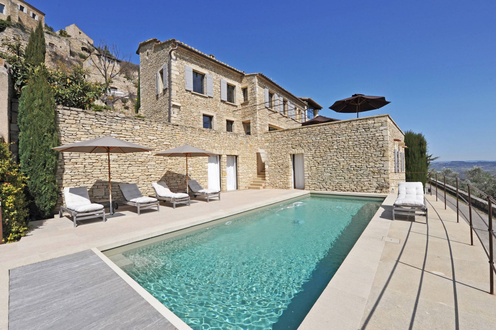 Gordes, dans le village et face à la vallée   