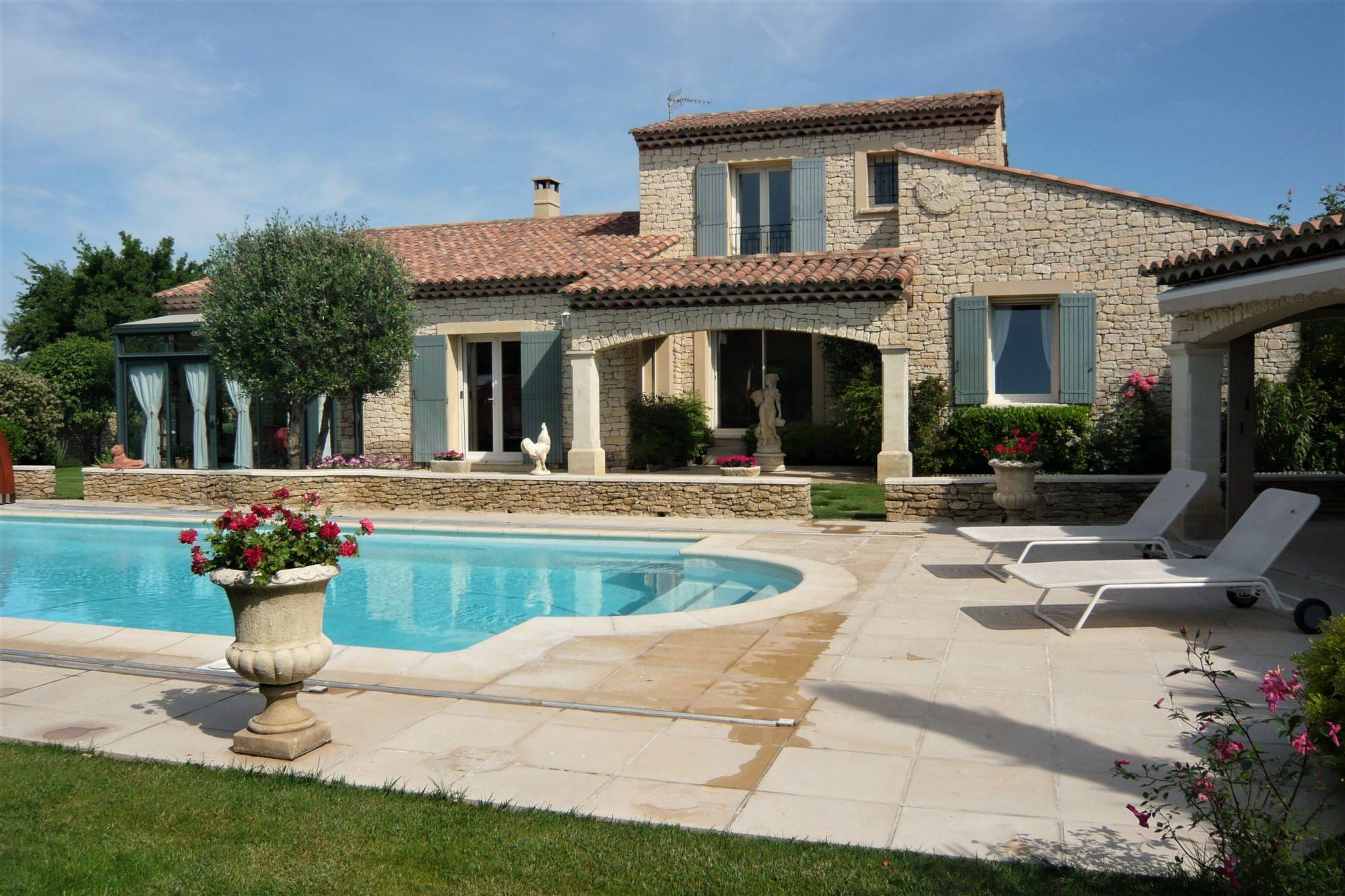Gordes, villa en pierres avec piscine    