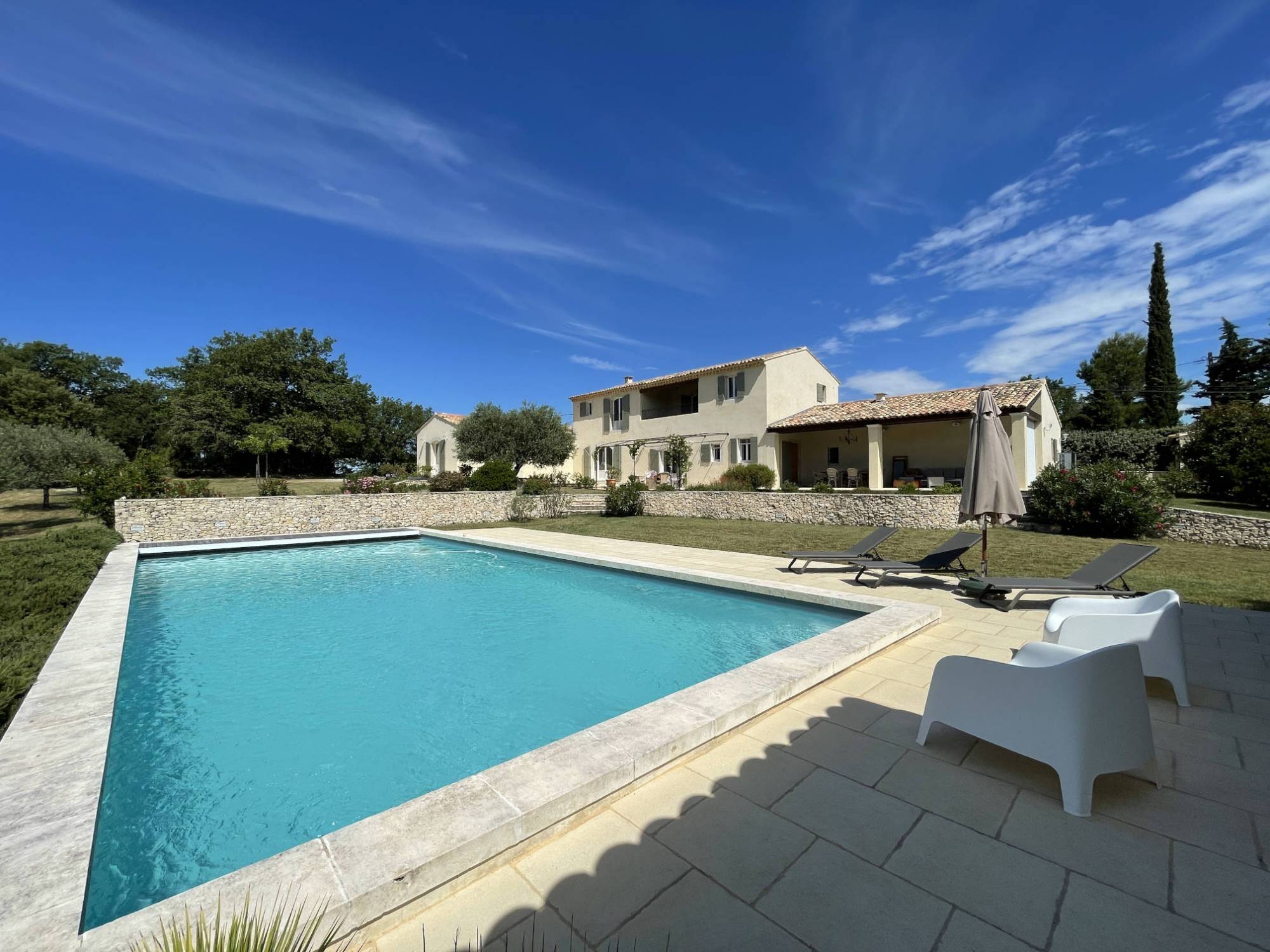 Entre Ventoux et Luberon, maison traditionnelle bénéficiant d’une vue sublime   