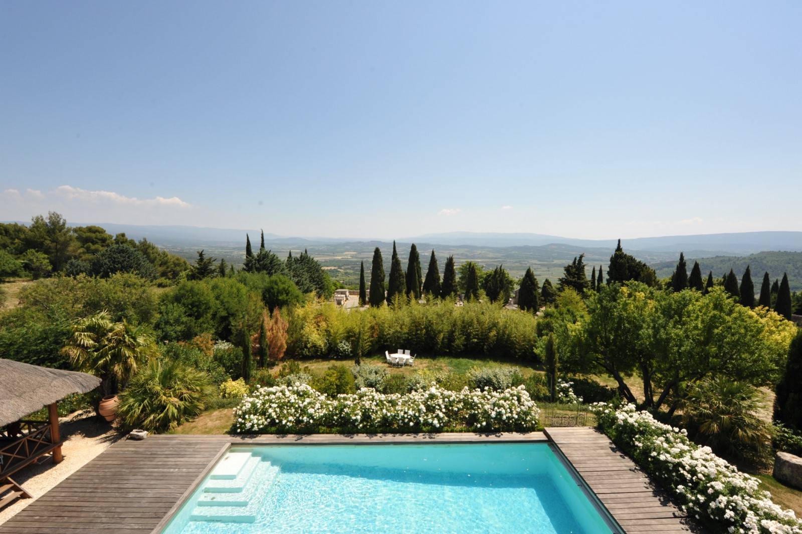 Terrasse avec piscine à Gordes avec vue panoramique sur le Luberon