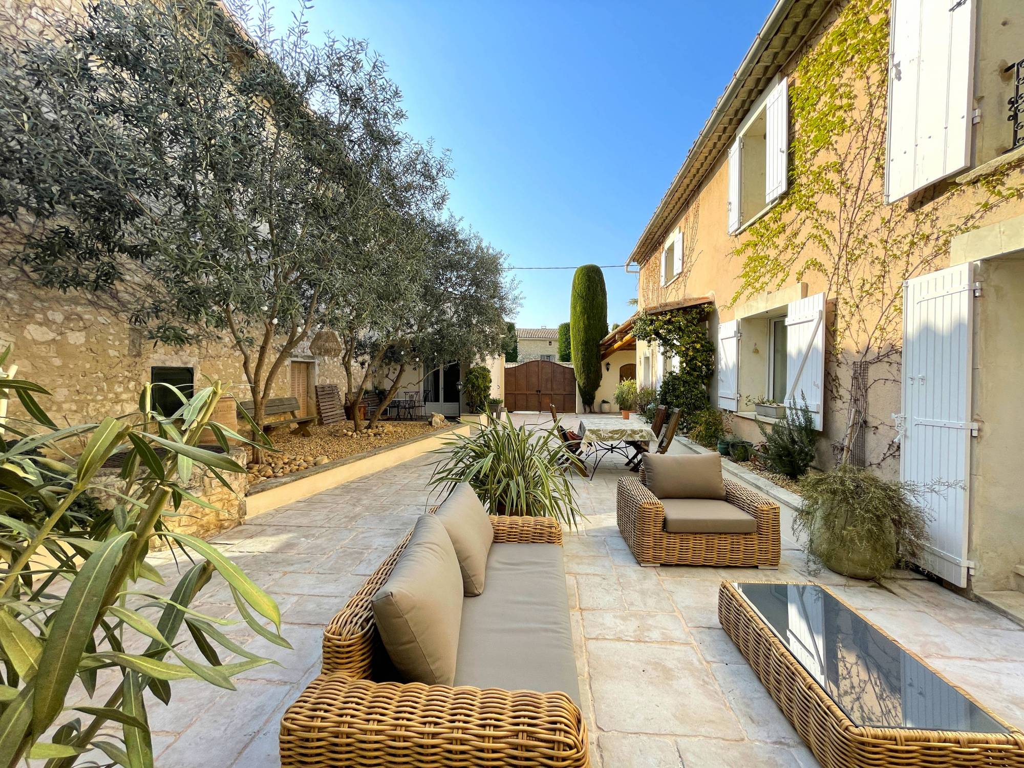 Exclusivité, Mas de village du XVIIIème siècle entièrement rénové avec cour et piscine   