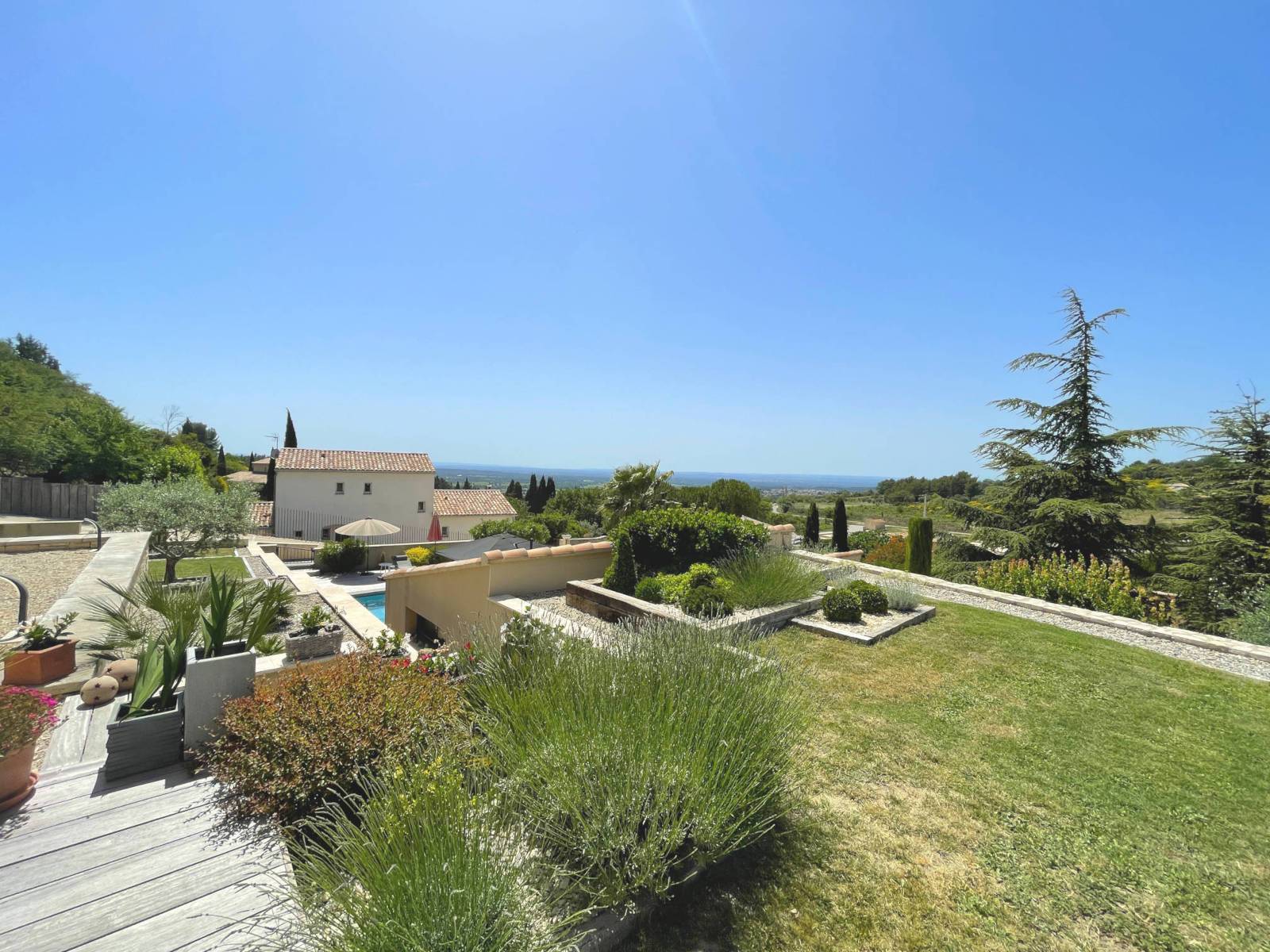 Propriété avec vue panoramique sur le Luberon en vente chez Rosier