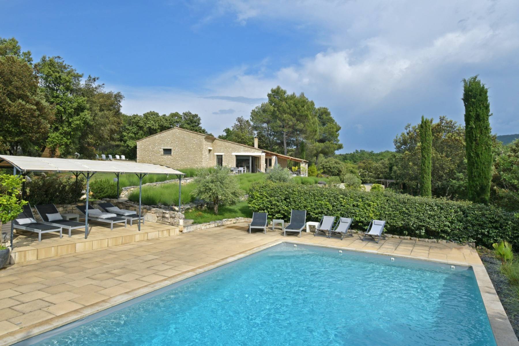 Ménerbes : villa en pierres avec piscine et vue sur 1 hectare   