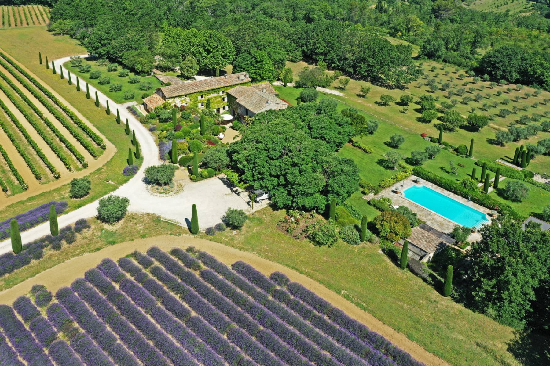 RARE ET ÉLÉGANTE PROPRIÉTÉ DE CHARME SUR 9 HECTARES DE PROVENCE