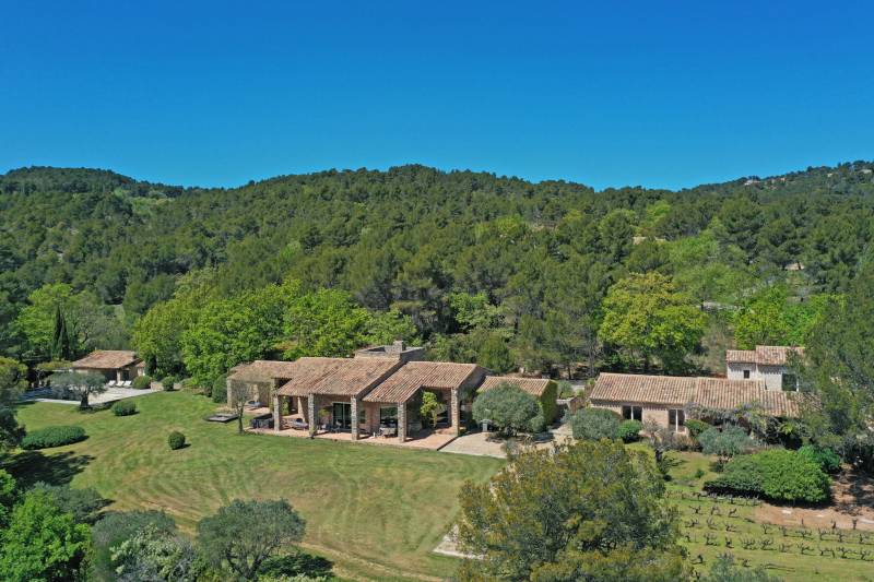 Grande propriété de famille d'agrément avec dépendances et piscine sur plus de 2 hectares face à la vallée et au Luberon.