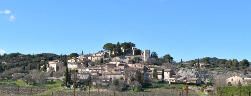 Joucas, maison de village avec vues.