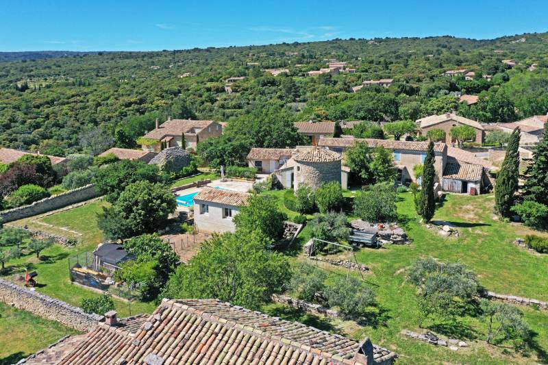 Rare propriété de village à 400 mètres de la célèbre place Gentil Pantaly et de sa fontaine devant le château de Gordes.