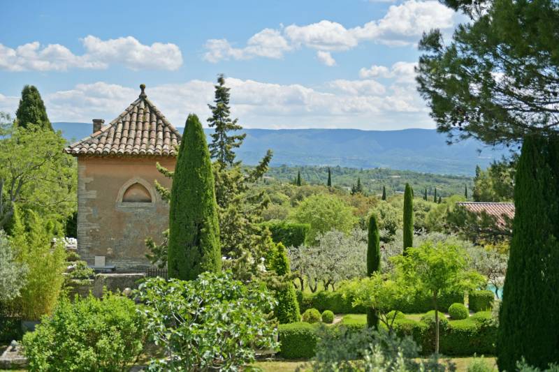 A Gordes, élégante propriété de charme avec maison principale, annexes et tour du 18e à deux pas du village.