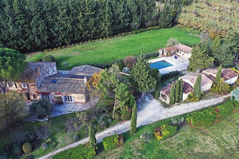 Belle propriété familiale composée d’un mas de charme rénové, avec piscine et dépendances, idéalement située au pied du Luberon.