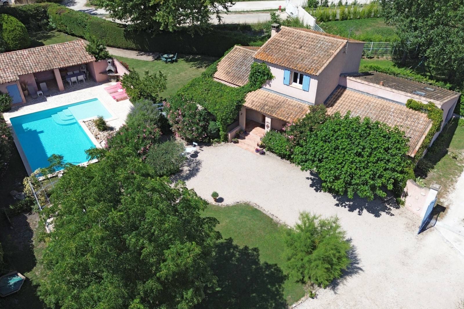 En vente à l'Isle-sur-la-Sorgue, proche du centre-ville, villa de 4 chambres avec dépendance et piscine sur terrain paysagé.