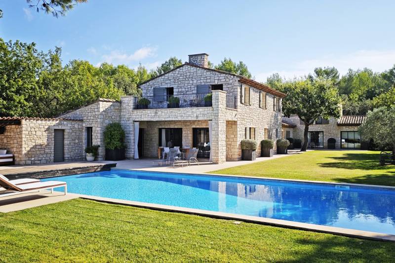 Exclusivité - À Saint Saturnin lès Apt, sur plus de 2.5 ha, superbe maison à la restauration parfaite avec piscine, tennis et vue sur Gordes.