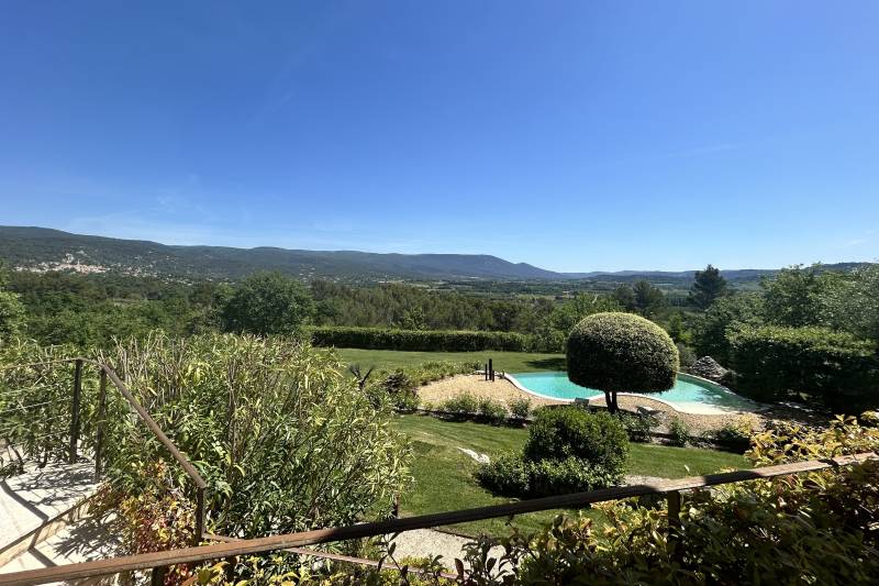 À Saint-Saturnin-lès-Apt, élégante propriété avec vue panoramique sur le Luberon, au cœur d’un parc paysager de 5 620 m² avec piscine.