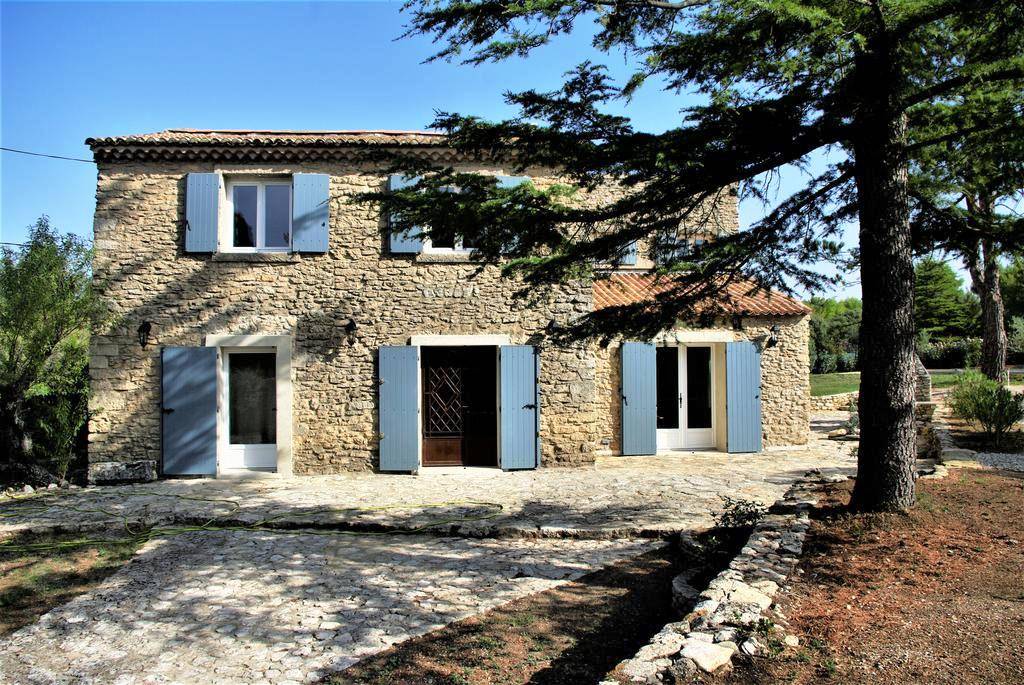 à Bonnieux, maison ancienne en pierres avec piscine et garages   