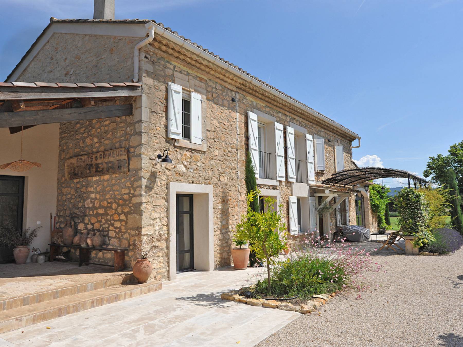 Au pied du Luberon, superbe mas entièrement rénové   
