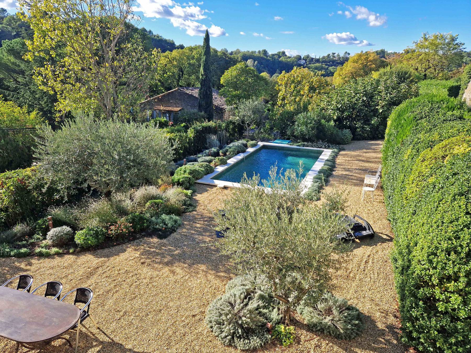 TRES BELLE MAISON DE VILLAGE DES ANNEES 30 AVEC JARDINS, PISCINE ET VUE   