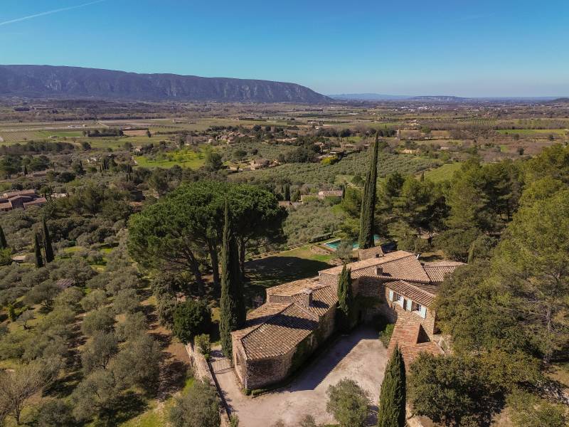 Proche du village de Gordes, cette villa en pierres profite d'un emplacement exceptionnel et de vues panoramiques sur le Luberon et ses villages