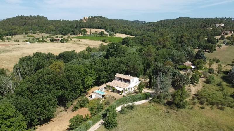 Face au Luberon et à quelques minutes des villages de Roussillon et Goult, maison rénovée avec soin.