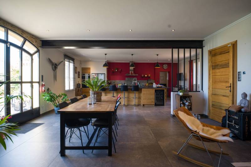 A la vente à Roussillon, au cœur du Luberon, villa contemporaine avec piscine et très belle vue.