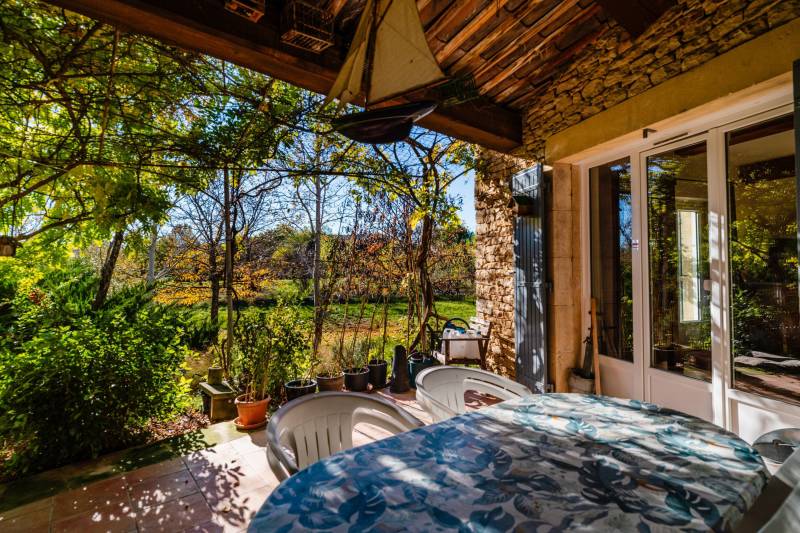 A Gordes, propriété d’agrément au calme sur 2,4 hectares avec dépendances, espaces pour chevaux, piscine et oliveraie.
