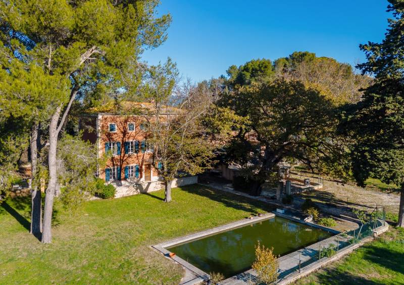 A la vente, maison de maître du XVIIIe siècle à restaurer sur 1,6 ha plein sud à Oppède