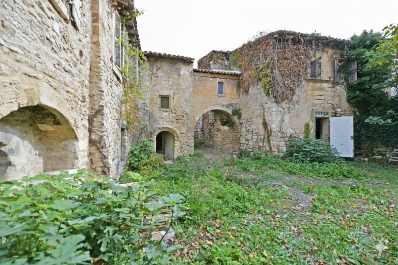 A vendre dans le Luberon : hameau privé historique à rénover sur la piste cyclable Via Domitia.