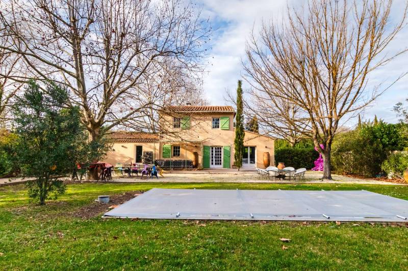 A la vente à L’Isle-sur-la-Sorgue, charmante villa rénovée avec cheminée en pierre et piscine au calme, en bordure de ville.