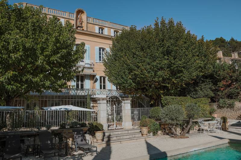 A la vente, un écrin de charme et de lumière au cœur d’Apt pour cette maison exceptionnelle avec piscine.