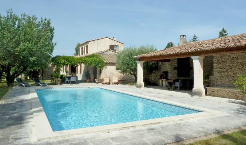 Cabrières d'Avignon - A la vente, maison de 3 chambres avec piscine et garage, au calme avec vue sur Gordes.
