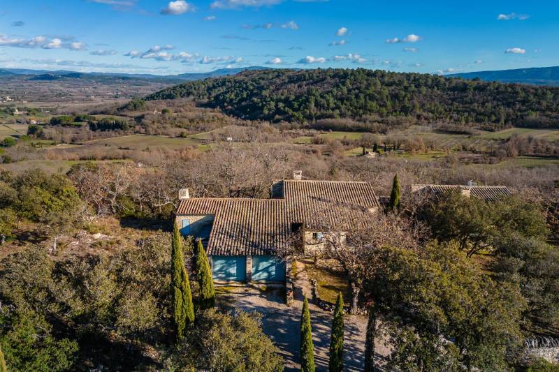 Proche de Gordes, propriété d’environ 2 hectares plantée de chênes centenaires offrant des vues panoramiques sur la plaine du Luberon.