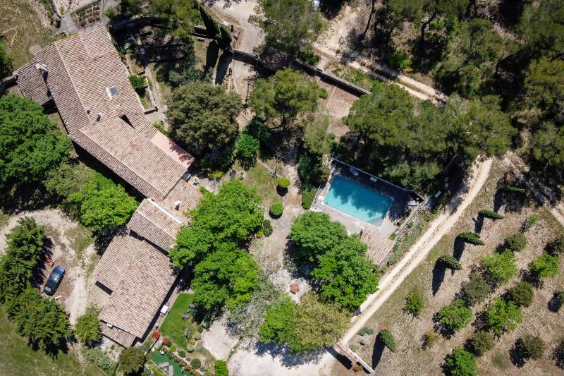 Proche de Gordes, charmante propriété en position dominante composée de 2 habitations et d'un gite sur 2 ha avec piscine et vue Luberon.