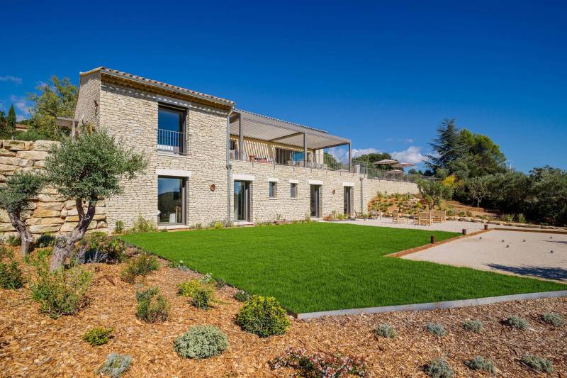 Maison en pierres face vu panoramique dans le Luberon