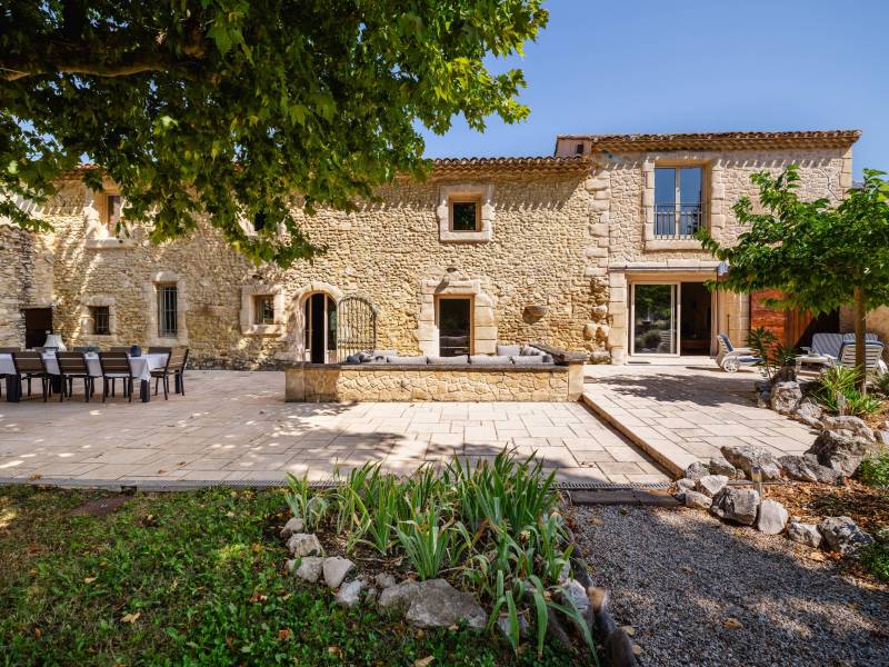Façade Sud de caractère : Authentique ferme en pierre du XVIIe siècle parfaitement rénovée, offrant une tranquillité absolue à quelques minutes de l’Isle-sur-la-Sorgue.