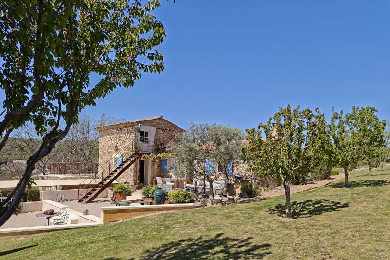 A la vente à Saignon, authentique bergerie restaurée, en pierres, avec piscine et superbe vue sur le Luberon.
