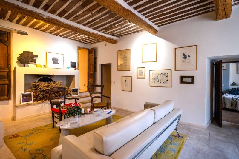 Dans le village de Cabrières-d'Avignon, maison de maître historique en pierre de taille avec piscine et jardin près du château.