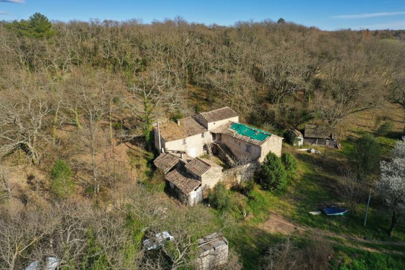 À quelques minutes des villages emblématiques du Luberon, dans le village d'Oppède, authentique ferme en U à rénover.