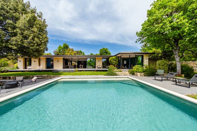 Propriété contemporaine au cœur du Luberon avec piscine, pool house et dépendance sur 2400 m², bénéficiant d'une vue exceptionnelle sur Lacoste.