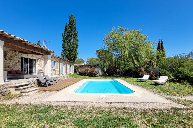 A Gordes, au bout d’une impasse discrète, charmante maison de plain-pied de 3 chambres et studio indépendant avec piscine et vue sur le Luberon.