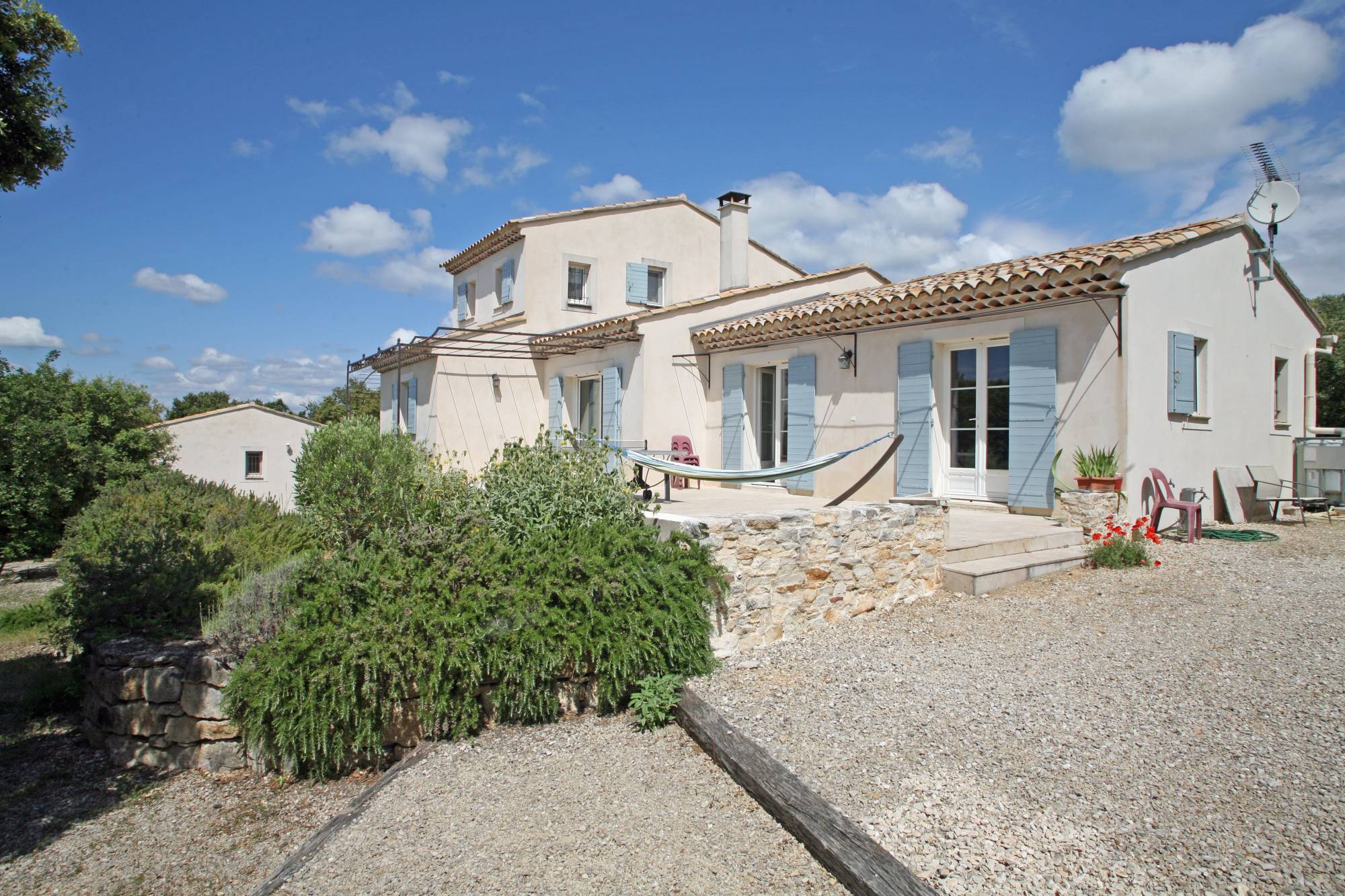 Saint-Saturnin-les-Apt : maison généreuse avec annexe, garage et piscine, belle vue sur le Luberon   