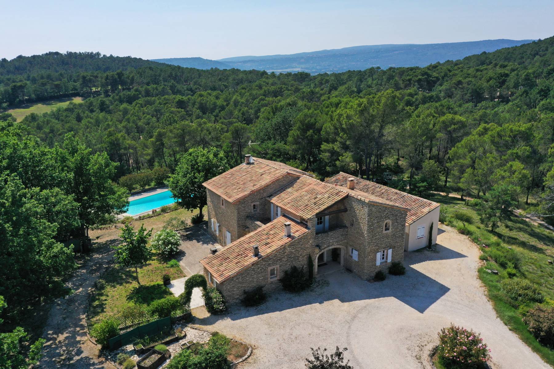 Propriété sur 2 hectares entre Goult et Roussillon