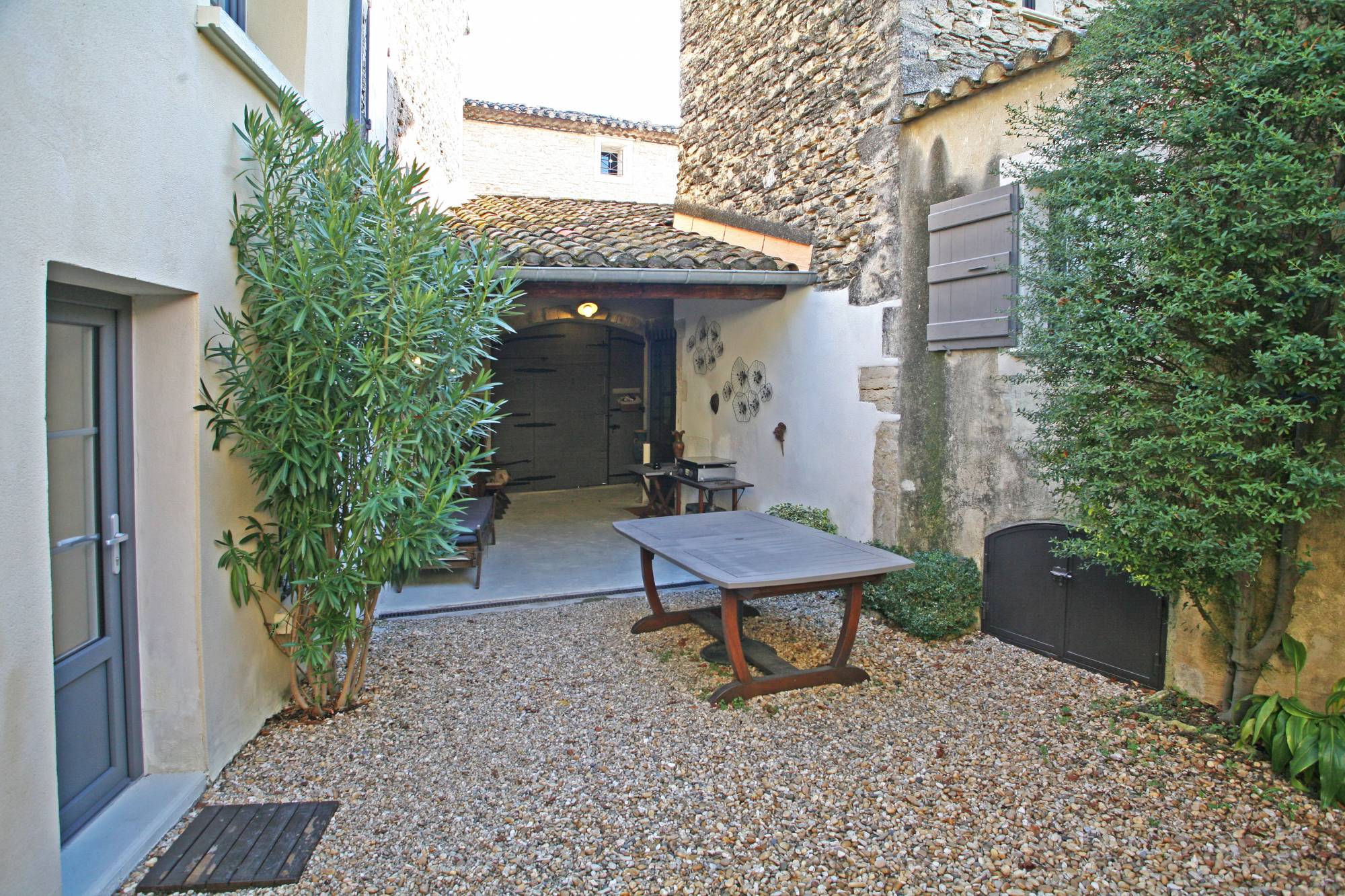 au coeur de Cabrières-d'Avignon, deux maisons de village avec piscine commue   