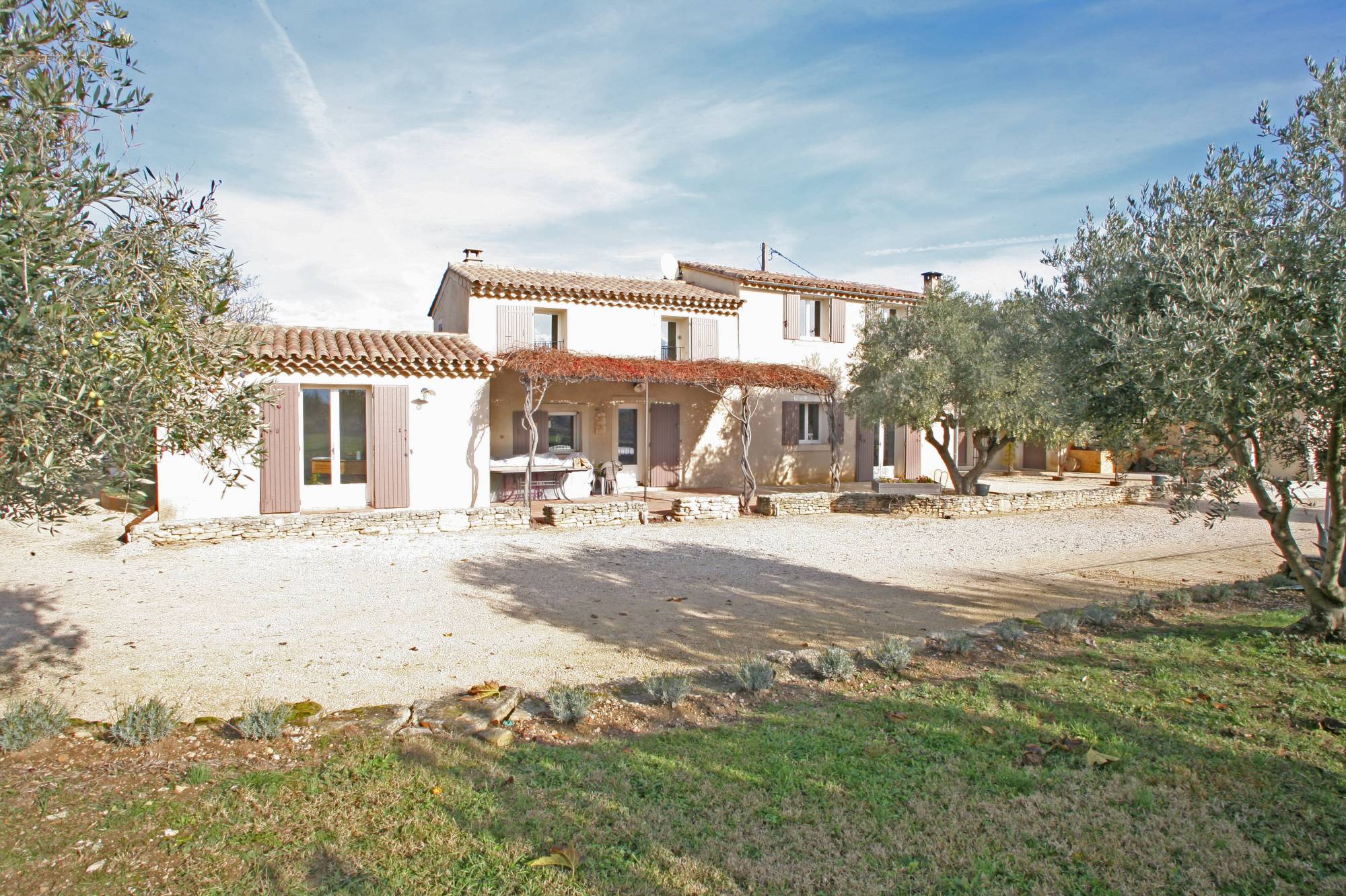Maison traditionnelle avec piscine et annexes   