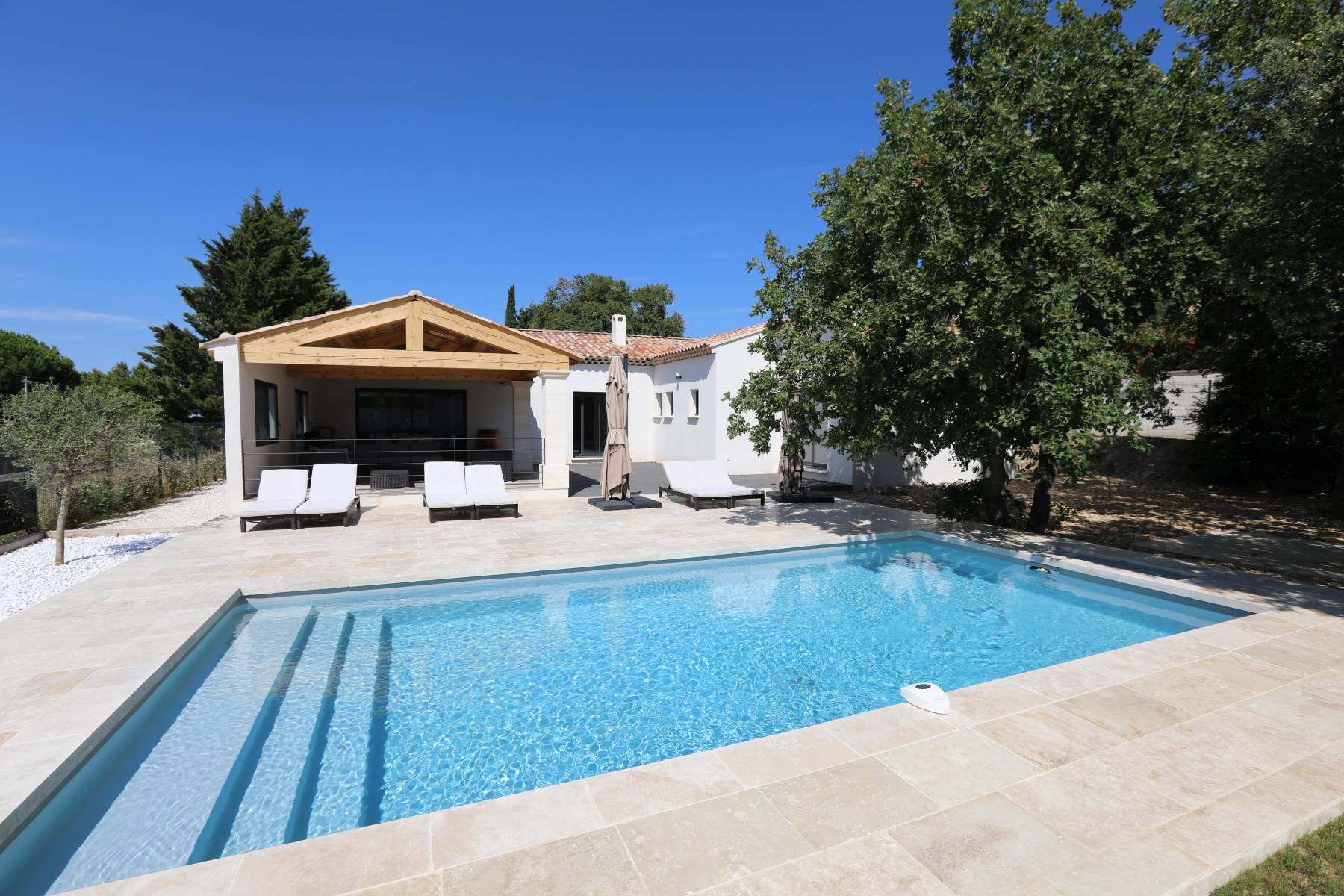 AU PIED DU LUBERON BELLE MAISON MODERNE AVEC SA PISCINE ET SON GARAGE   