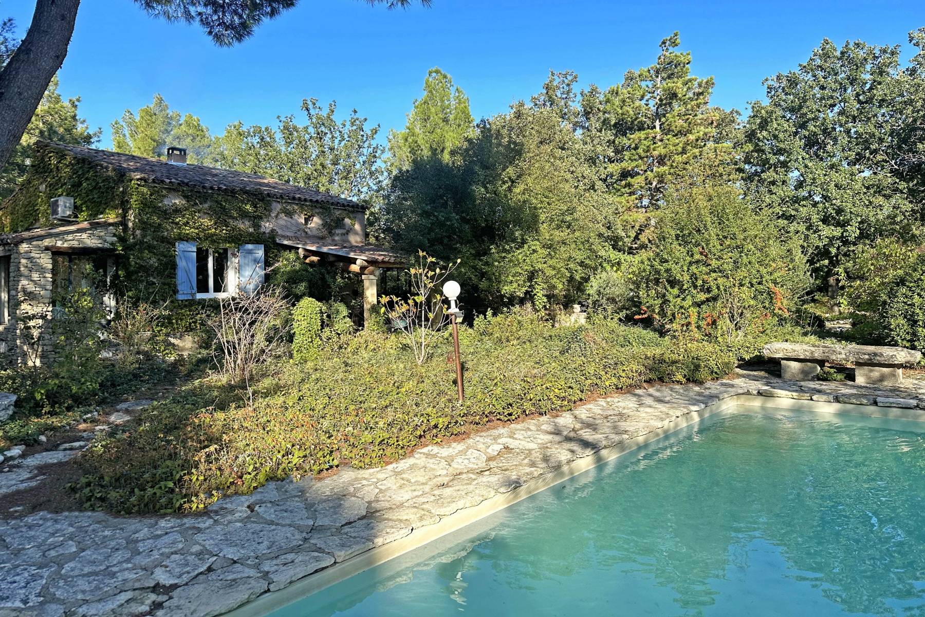 Entre Gordes et Roussillon - Maison avec dépendances   