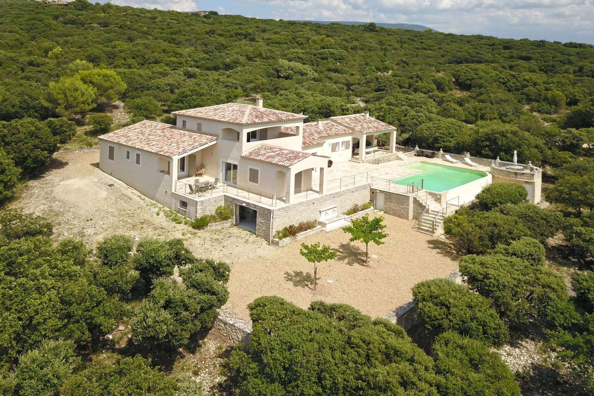 sur les hauteurs de St-Saturnin-lès-Apt, belle maison avec vues magnifiques   
