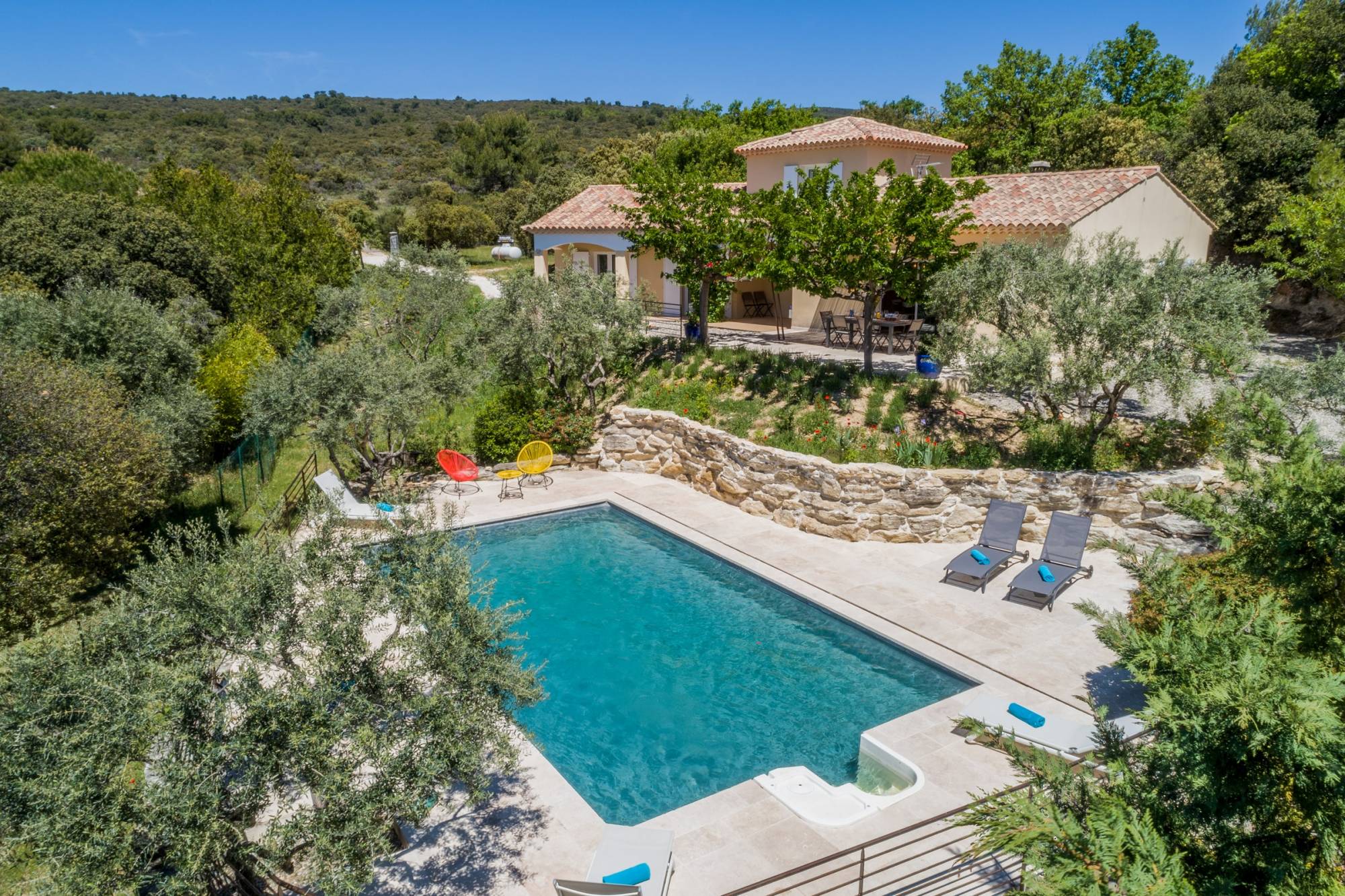 Lioux, maison récente avec piscine et vue sur le Luberon   