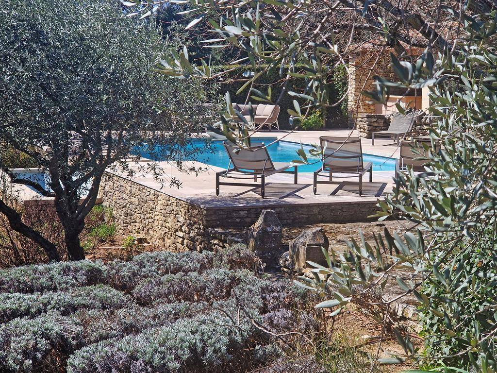 MAS REMARQUABLE AVEC ANNEXE, GARAGES ET PISCINE SUR 1.5 HECTARE   