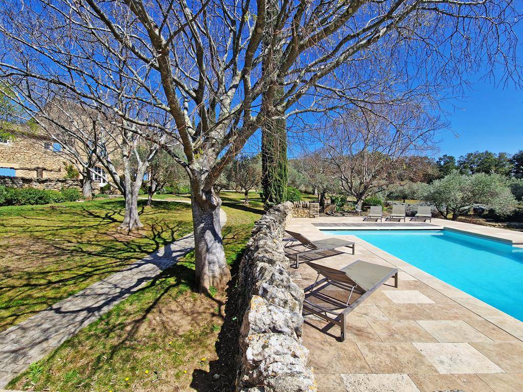 MAS REMARQUABLE AVEC ANNEXE, GARAGES ET PISCINE SUR 1.5 HECTARE   