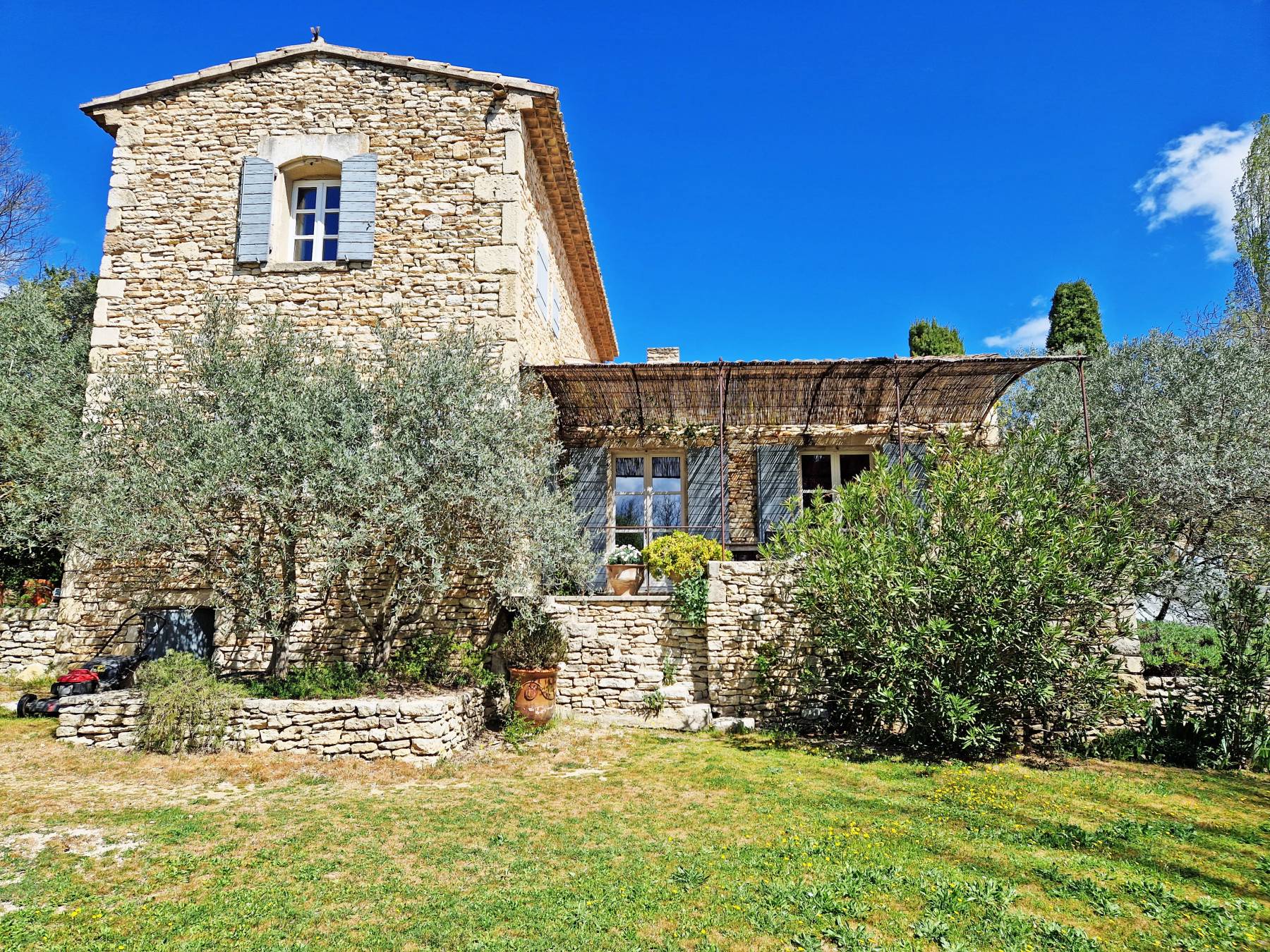 à Gordes, belle maison avec piscine sur près de 5000m²   