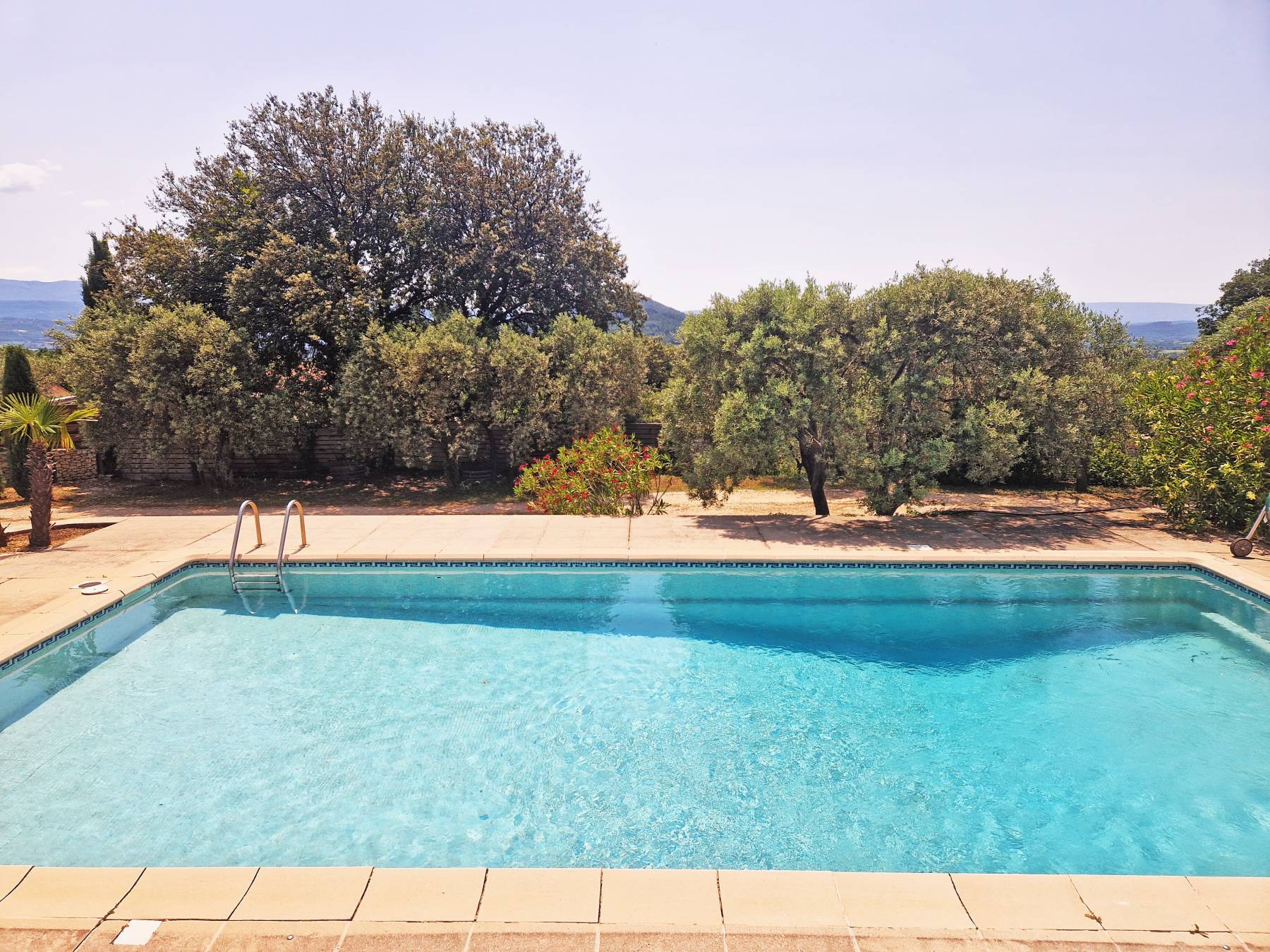 MAISON AVEC PISCINE ET VUE A DEUX PAS DU VILLAGE   