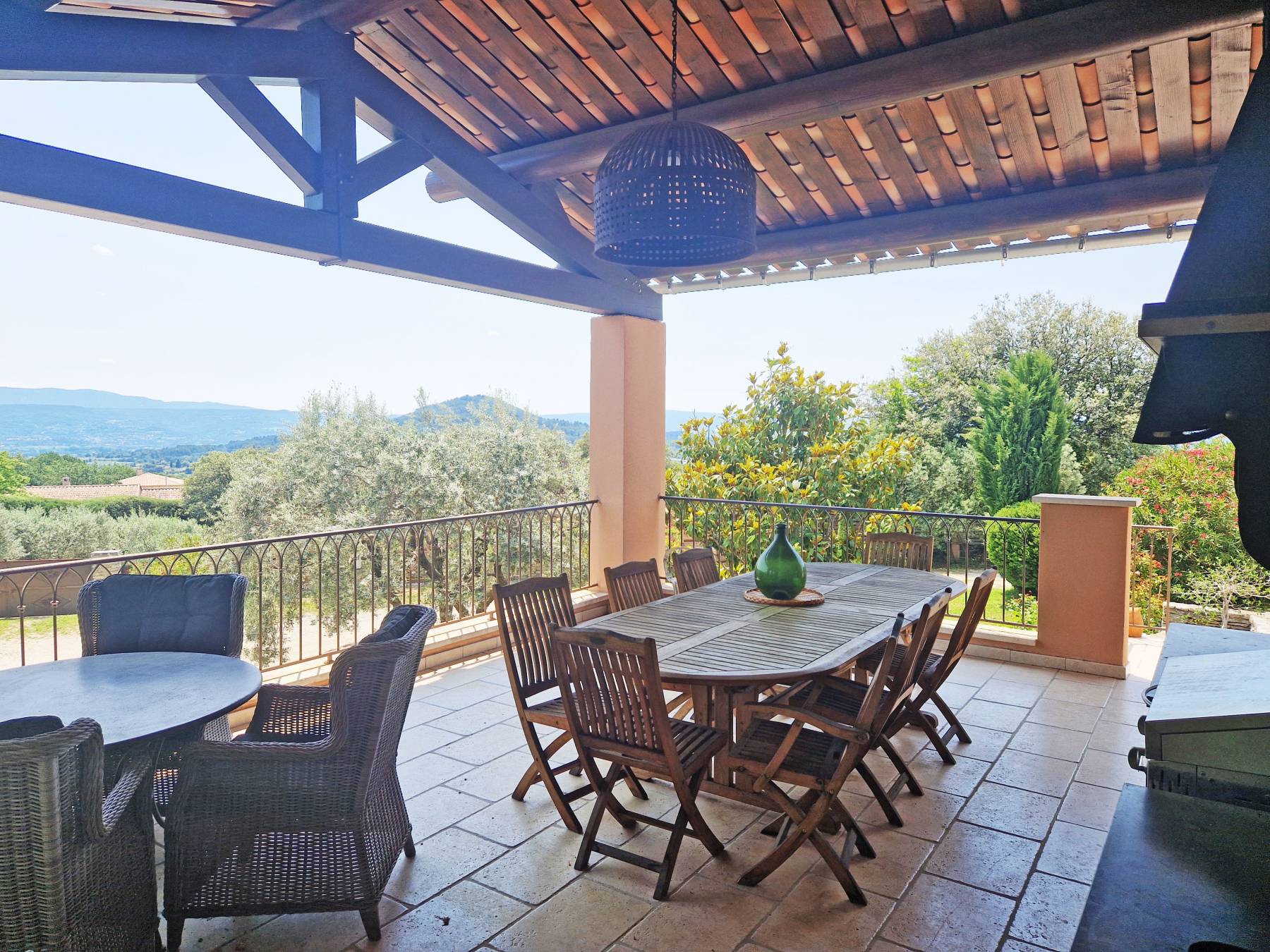 MAISON AVEC PISCINE ET VUE A DEUX PAS DU VILLAGE   
